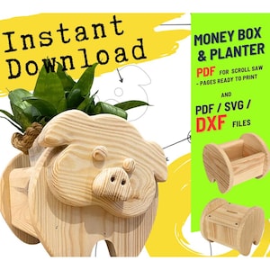 Op de afbeelding: Een houten varkensvormige plantenbak met een plant erin. De plantenbak is gemaakt van lichtgekleurd hout en heeft een gleuf voor munten. De afbeelding bevat ook de tekst "Instant Download" en "Money Box & Planter".
