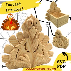 Può includere: Fioriera a forma di tacchino in legno, con un design a cartoni animati, perfetta per le decorazioni del Ringraziamento. La fioriera è realizzata in legno chiaro e ha una forma a scatola. Le dimensioni sono 24,5 cm di larghezza e 9,6 pollici di altezza. L'immagine include anche il testo "Download istantaneo" e "SVG PDF".
