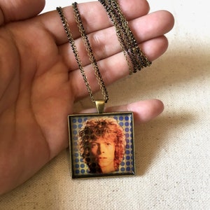 Cadeau David Bowie, Collier de pochette dalbum, Pendentif portrait Bowie précoce, Bijoux de festival de musique, Cadeau Rocker, Fans de David Bowie, I Heart Bowie image 3