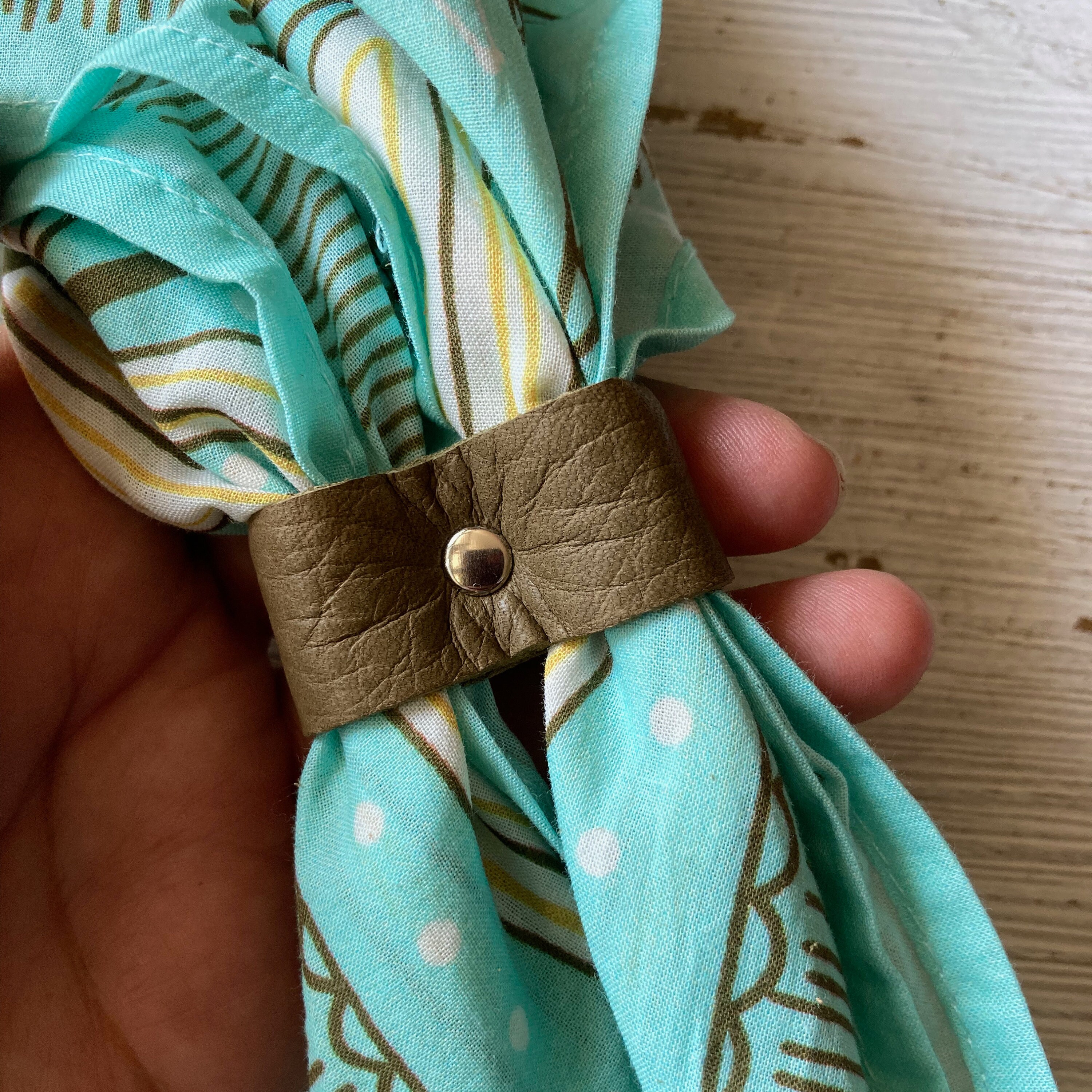 How to tie Scarf Ring - Cowboy Knot 