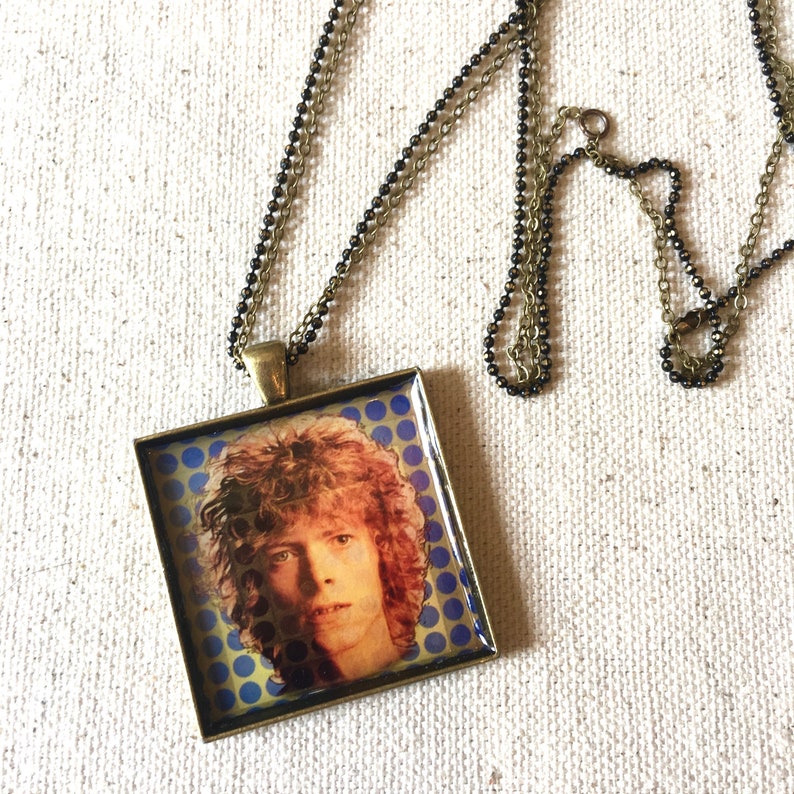 Cadeau David Bowie, Collier de pochette dalbum, Pendentif portrait Bowie précoce, Bijoux de festival de musique, Cadeau Rocker, Fans de David Bowie, I Heart Bowie image 1