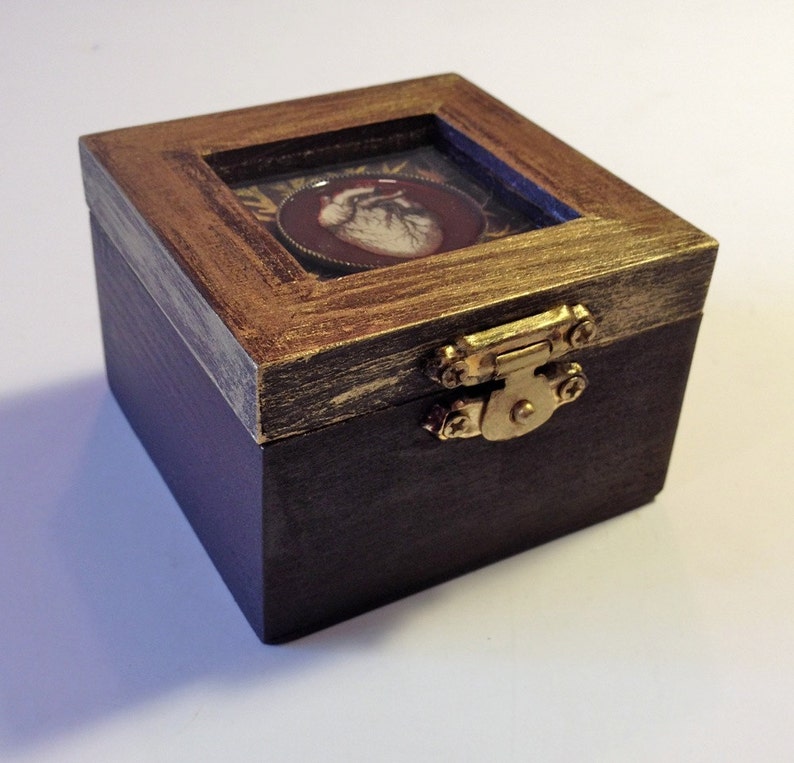 Goth Engagement Ring Box, Painted Wooden Heart Box, Small Jewel Box with Anatomical Heart, Rustic Wedding ring storage, Mystery Love box, zdjęcie 4