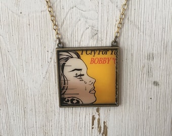 Collier pendentif Pop Art, Crying girl, Roy Lichtenstein « In The Car » (Détail), Bobby « O » Album , Pop Music gift, Bright Yellow, Comics Girl