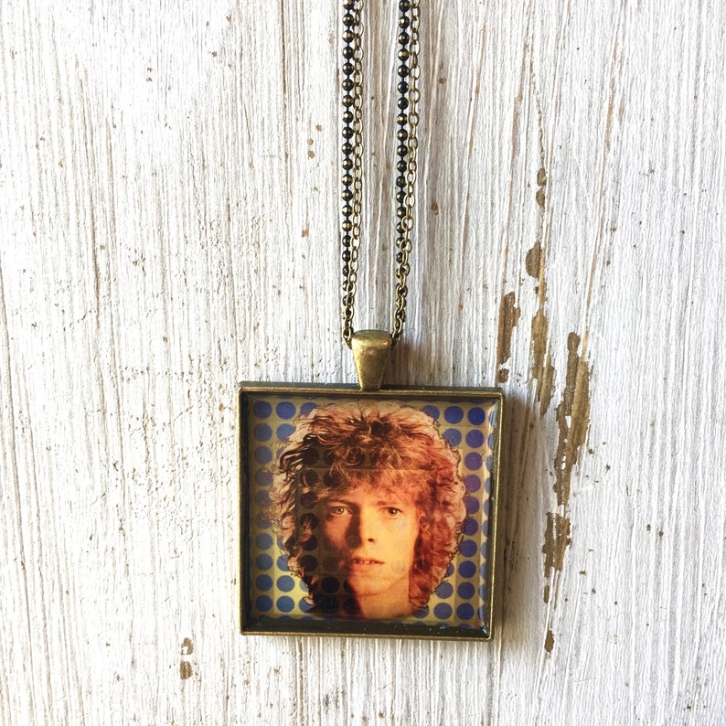 Cadeau David Bowie, Collier de pochette dalbum, Pendentif portrait Bowie précoce, Bijoux de festival de musique, Cadeau Rocker, Fans de David Bowie, I Heart Bowie image 2