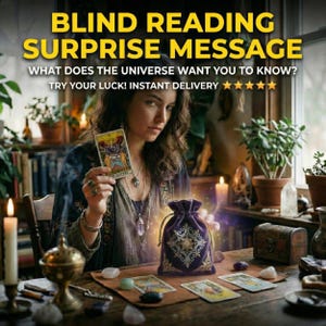 Op de afbeelding: Afbeelding van een tarotkaartlezing met de tekst "BLIND READING SURPRISE MESSAGE". Een vrouw houdt een tarotkaart vast, met een paarse fluwelen tas en andere kaarten op een houten tafel. Kaarsen en planten zijn op de achtergrond.