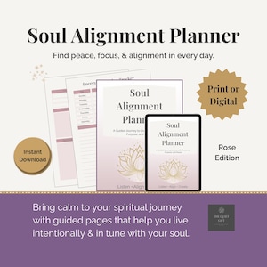 Könnte beinhalten: Ein rosafarbener Soul Alignment Planner, erhältlich als Druck oder digital, mit dem Text "Finde Frieden, Fokus und Ausrichtung in jedem Tag". Das Bild zeigt ein Tablet und mehrere Seiten mit einem Lotusblumen-Design.