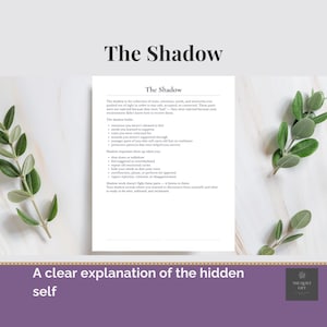 Peut inclure: Une feuille de papier blanche intitulée "The Shadow" avec du texte expliquant le concept du soi caché. Le papier est entouré de brins de feuilles vertes et le texte "A clear explanation of the hidden self" est en bas.