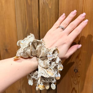 Puede incluir: Un juego de tres tazas de cerámica con un acabado mate moteado. Cada taza presenta un color diferente: azul claro, crema y gris. Las tazas tienen un diseño simple y moderno con una forma redondeada y un asa cómoda.