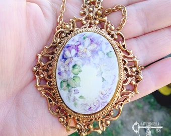 FLORENZA Victorian Revival Floral Cameo Pendant Necklace