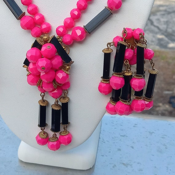 Vintage Hot Pink and Black Beaded Tassel Necklace… - image 5