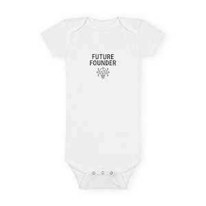 Può includere: Body bianco per neonati con la scritta nera "FUTURE FOUNDER" e un disegno di lampadina. Il body a maniche corte ha bottoni automatici sul fondo. Un design semplice e pulito per bambini.