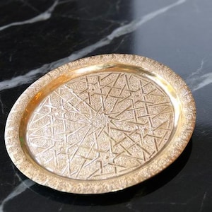 Ręcznie kuta taca z brązu marokańskiego