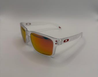 O Holbrook gepolariseerde OO9102-U2 helder montuur met rood logo en rode glazen zonnebril