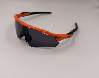 Gafas de sol O Radar Ev Path con lentes Black Prizm y montura naranja/negra.