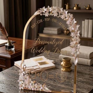 Puede incluir: Decoración de boda de acrílico transparente con ribete dorado y detalles florales. El letrero en forma de arco presenta el texto "Personalized Wedding Decor" y opciones de tipo de archivo. El diseño incluye la ecuación "0 + 0 = ♥".