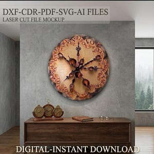 Könnte beinhalten: Eine große, runde Holzuhr mit verzierten Metallzeigern und einem dekorativen Außenring. Das Zifferblatt hat eine helle Holzmaserung. Der Text "DXF-CDR-PDF-SVG-AI FILES LASER CUT FILE MOCKUP" und "DIGITAL-INSTANT DOWNLOAD" sind sichtbar.