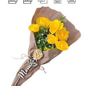 Puede incluir: Un ramo de flores amarillas brillantes envuelto en papel marrón. Una rosa de madera y la palabra "Mamá" están adjuntas. La imagen también incluye iconos de tipo de archivo: DXF, CDR, PDF, DWG y SVG.