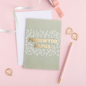 Welshe verjaardagskaart &#39;Pen-blwydd hapus&#39; bladeren