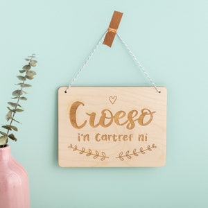 Welsh Wooden Hanging Sign - Croeso i'n Cartref Ni - Arwydd Cymraeg