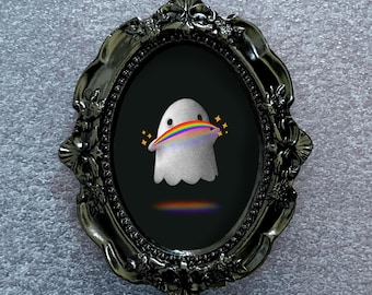 Può includere: Una cornice ovale nera con un design decorativo circonda l'immagine di un fantasma dei cartoni animati. Il fantasma bianco ha un alone arcobaleno e un arcobaleno alla base. Lo sfondo è nero.