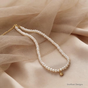 Förgyllt sötvattenspärlhalsband, elegant pärlkedja med guldberlock, minimalistiska smycken