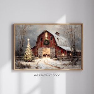 Puede incluir: Pintura enmarcada de un granero rojo en un paisaje nevado, con un árbol de Navidad a la izquierda. Las puertas del granero están abiertas, revelando caballos en el interior. El texto "ART PRINTS BY COCO" está en la parte inferior.