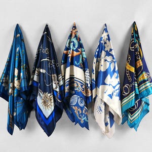 Middernachtblauwe bloemen satijnen vierkante sjaal bandana, hoofddoek met barokke print voor dames, elegante retro nek- of haaraccessoire, chique modeomslagdoek