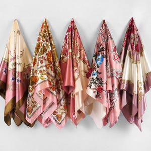 Pañuelo cuadrado tipo bandana de seda artificial con estampado floral rosa melocotón, estilo bohemio satinado para mujer, pañuelo para el cuello con estampado vibrante, accesorio de moda chic