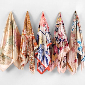 Pañuelo cuadrado tipo bandana de seda artificial con estampado floral rosa melocotón, estilo bohemio satinado para mujer, pañuelo para el cuello con estampado vibrante, accesorio de moda chic