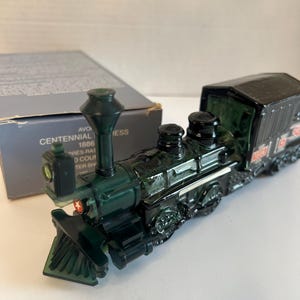 Botella vintage Avon Centennial Express con forma de tren / Decantador de vidrio verde con forma de locomotora (caja original)