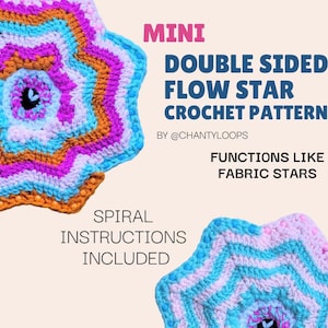 Könnte beinhalten: Ein Häkelmuster für einen doppelseitigen Blumenstern. Der Stern ist aus mehreren Farben gefertigt, darunter Rosa, Orange, Blau und Weiß. Der Text auf dem Bild lautet "Mini Double Sided Flow Star Crochet Pattern" und "Functions like Fabric Stars". Spiralanleitungen sind enthalten.