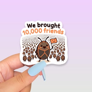 Pegatina "Trajimos 10000 amigos", calcomanía de vinilo con diseño de insecto arce kawaii, regalo divertido sobre plagas de insectos, humor sobre plagas domésticas.