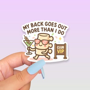 Pode incluir: Um adesivo recortado com uma vértebra de desenho animado usando óculos de sol rosa, segurando uma taça de martini com azeitonas e ao lado de uma placa que diz CLUB VIP. O texto acima diz MY BACK GOES OUT MORE THAN I DO.