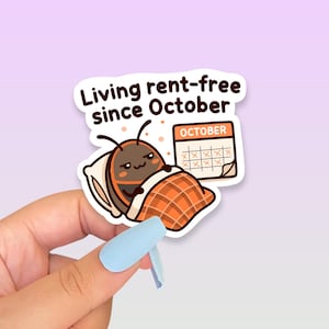 Pegatina "Viviendo gratis desde octubre", pegatina de vinilo con diseño de insecto kawaii "bug box archbug", humor divertido sobre plagas otoñales, regalo para invitados en otoño.