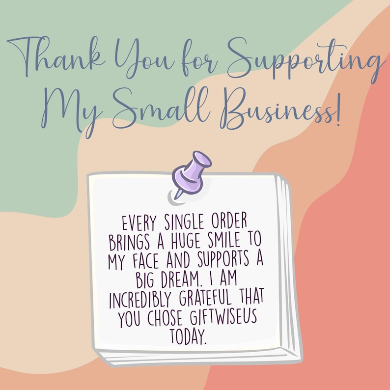 Pode incluir: Um bilhete quadrado branco preso com um percevejo roxo sobre um fundo ondulado em tons pastel. O texto diz: Thank You for Supporting My Small Business! Every single order brings a huge smile to my face and supports a big dream. I am incredibly grateful that you chose giftwiseus today.