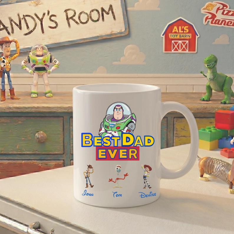 Puede incluir: Una taza de cer&aacute;mica blanca con un gr&aacute;fico de Buzz Lightyear sobre el texto "BEST DAD EVER". Debajo del texto hay ilustraciones de Woody, Forky y Jessie con los nombres "John", "Tom" y "Denise" impresos en letra azul debajo.