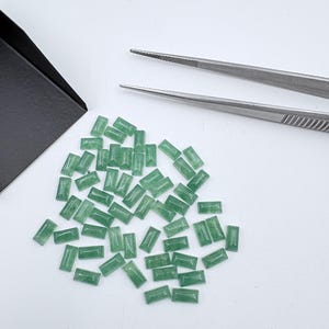 Cabujón rectangular/en forma de baguette de jade verde natural de 3 x 6 mm.