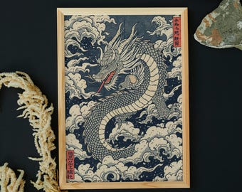 Puede incluir: Impresión enmarcada de un dragón en un cielo nublado. El dragón, en gris y blanco, con una lengua roja, sobre un fondo azul oscuro. El marco es de madera clara. Texto japonés visible en recuadros rojos.