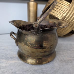 Secchio per carbone in ottone vintage, piccolo contenitore per camino, fioriera rustica, decorazione per focolare in stile cottage inglese, patina invecchiata