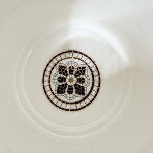 Anthropologie The Bistro Taza de cerámica con monograma de azulejos de panal y baño de oro de 24k imagen 3