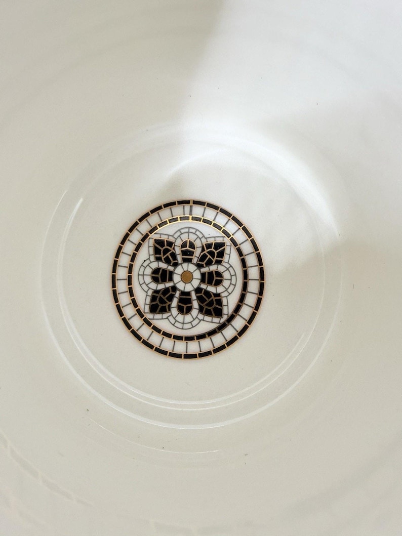 Anthropologie The Bistro Taza de cerámica con monograma de azulejos de panal y baño de oro de 24k imagen 3