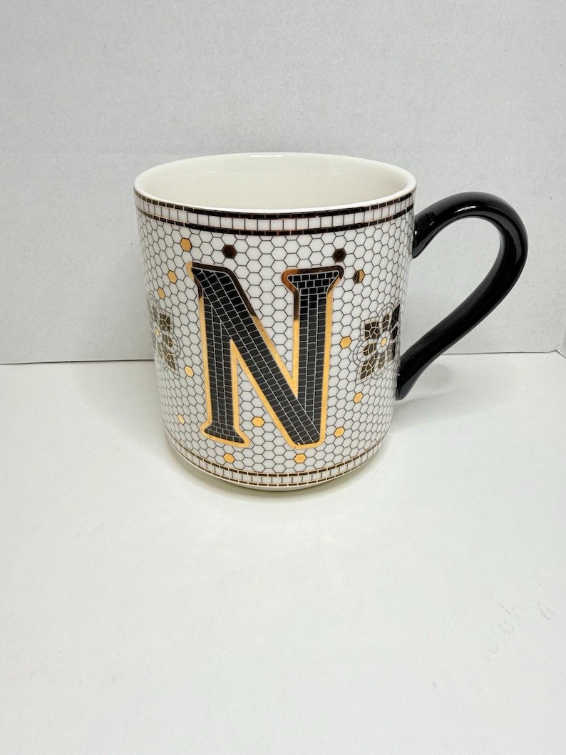 Anthropologie The Bistro Taza de cerámica con monograma de azulejos de panal y baño de oro de 24k imagen 1