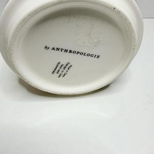 Anthropologie The Bistro Taza de cerámica con monograma de azulejos de panal y baño de oro de 24k imagen 8