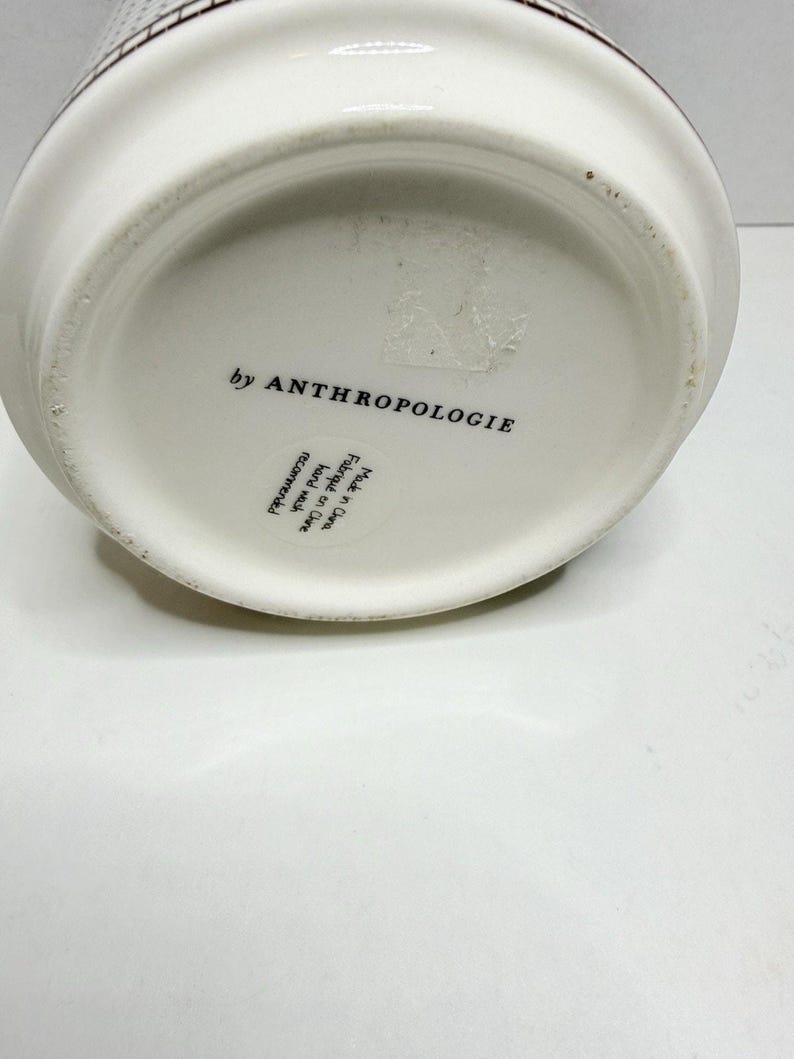 Anthropologie The Bistro Taza de cerámica con monograma de azulejos de panal y baño de oro de 24k imagen 8