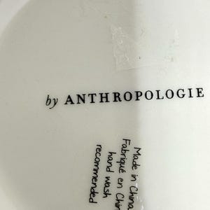 Anthropologie The Bistro Taza de cerámica con monograma de azulejos de panal y baño de oro de 24k imagen 9