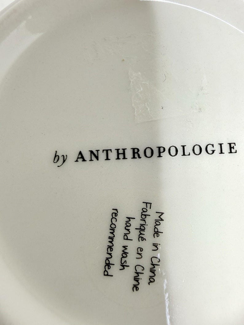 Anthropologie The Bistro Taza de cerámica con monograma de azulejos de panal y baño de oro de 24k imagen 9