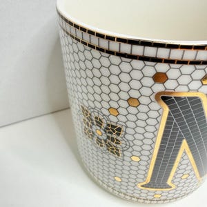 Anthropologie The Bistro Taza de cerámica con monograma de azulejos de panal y baño de oro de 24k imagen 5
