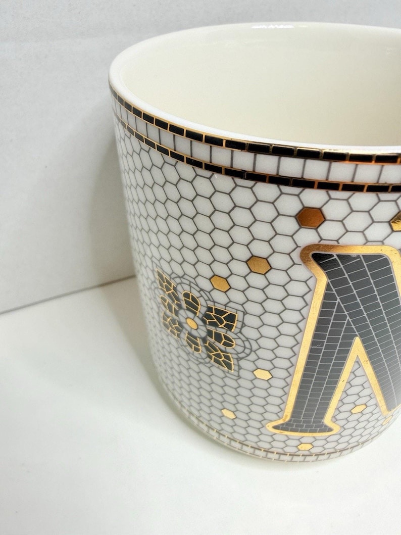 Anthropologie The Bistro Taza de cerámica con monograma de azulejos de panal y baño de oro de 24k imagen 5