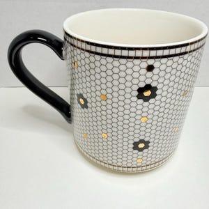 Anthropologie The Bistro Taza de cerámica con monograma de azulejos de panal y baño de oro de 24k imagen 6