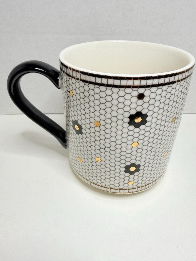 Anthropologie The Bistro Taza de cerámica con monograma de azulejos de panal y baño de oro de 24k imagen 6